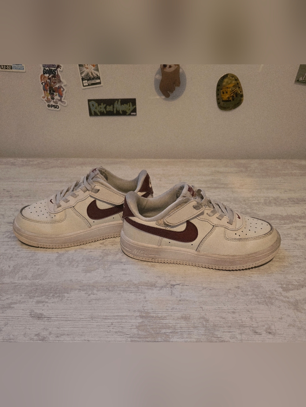 Nike Low-Top Sneakers Cream with Burgundy Swoosh